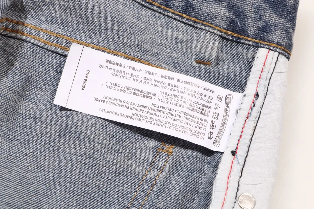 P250 style number: H432 Chrome Hearts CH Chrome Hearts heavy industry damaged ripped high street jeans exude uninhibited personality and unique charm. Every wear and tear is carefully designed to present a unique artistic feel. Made of imported denim fabric, which has undergone heavy industrial washing and destruction treatment, the trousers show a super cool effect on the upper body, allowing you to dominate the fashion stage.  This is more than just a pair of jeans, it is an expression of attitude. With its unique design concept and ultimate pursuit of details, Croxin breaks traditional boundaries and defines the jeans trend in the new era. The trousers are made of double-layer woven fabric and matched with customized hardware, showing an incomparably beautiful and unique style, making every wearer the focus of fashion. Imported denim fabric, super heavy-duty washed and damaged, the upper body is super cool! Customized hardware, incomparably good-looking model. The production process is difficult. It has a high-street feel. Color: blue Size: S M L XL XXL